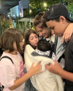 Maria Gadú Instagram - bom dia, domingo! o show ontem foi lindo, como foi o de São Paulo e o Bh e de tantos outros que eu relapsei na postagem. Não sou boa nisso. Mais tarde vou fazer um compilado mostrando que houve amor, pessoas, muitas pessoas, e Glória! Agora não posso pq estou presa no amor infinito que minha família forma. mordi igualmente todas essas coxinhas que quando gorduchas nos paralisavam, cheirei suas cabecinhas azedas daquele suorzinho sagrado, e hoje já crescidos fazem o mesmo com Alice. Minhas afilhadas e meu afilhado são meus princípios da memória. Onde vi a vida nascendo e sempre serei bem recebida por terem a sorte de mães tão preciosas e tudo e todas e lutadoras e maravilha e gentes. eu amo a gente. viva a família matriarcal e suas crianças de luz. @juwolter @marinaalves82 @popi.itapema @vanessanicieza