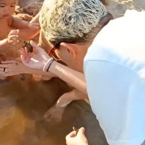 Maria Gadú Instagram - No dia internacional das Florestas, meu coração se enche com esses registros. Alice conhecendo a Amazônia em janeiro deste ano. Mais do que um passeio, uma imersão ao lado de ativistas, ribeirinhos e indígenas na maior floresta tropical do planeta. 

O brasil é Floresta, é Amazônia, é Mata Atlântica. As florestas são nossa riqueza maior, de pé, proporcionam água, temperatura, comida, medicina, empregos e arte. é uma infinita beleza. sempre junto @expedicaokaterre katerre

Preserve! Refloreste o planeta, sua cabeça e seu coração! 

1- conhecendo uma esplendorosa Samaúma

2-toda linda com meu maiô de onça navegando de manhã bem cedinho

3- colaborando na soltura dos quelonios, projeto magnífico de tantos anos onde o ativista e educador Paul dedicou uma vida inteira

4- bem ribeirinha querendo paz 

5- visitando a casa do tio PAUL e tia Bianca, dois amores que transformaram a história da educação no Rio Jauaperi
 
#florestasvivas