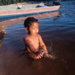 Maria Gadú Instagram - No dia internacional das Florestas, meu coração se enche com esses registros. Alice conhecendo a Amazônia em janeiro deste ano. Mais do que um passeio, uma imersão ao lado de ativistas, ribeirinhos e indígenas na maior floresta tropical do planeta. O brasil é Floresta, é Amazônia, é Mata Atlântica. As florestas são nossa riqueza maior, de pé, proporcionam água, temperatura, comida, medicina, empregos e arte. é uma infinita beleza. sempre junto @expedicaokaterre katerre Preserve! Refloreste o planeta, sua cabeça e seu coração! 1- conhecendo uma esplendorosa Samaúma 2-toda linda com meu maiô de onça navegando de manhã bem cedinho 3- colaborando na soltura dos quelonios, projeto magnífico de tantos anos onde o ativista e educador Paul dedicou uma vida inteira 4- bem ribeirinha querendo paz 5- visitando a casa do tio PAUL e tia Bianca, dois amores que transformaram a história da educação no Rio Jauaperi #florestasvivas