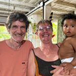 Maria Gadú Instagram - No dia internacional das Florestas, meu coração se enche com esses registros. Alice conhecendo a Amazônia em janeiro deste ano. Mais do que um passeio, uma imersão ao lado de ativistas, ribeirinhos e indígenas na maior floresta tropical do planeta. O brasil é Floresta, é Amazônia, é Mata Atlântica. As florestas são nossa riqueza maior, de pé, proporcionam água, temperatura, comida, medicina, empregos e arte. é uma infinita beleza. sempre junto @expedicaokaterre katerre Preserve! Refloreste o planeta, sua cabeça e seu coração! 1- conhecendo uma esplendorosa Samaúma 2-toda linda com meu maiô de onça navegando de manhã bem cedinho 3- colaborando na soltura dos quelonios, projeto magnífico de tantos anos onde o ativista e educador Paul dedicou uma vida inteira 4- bem ribeirinha querendo paz 5- visitando a casa do tio PAUL e tia Bianca, dois amores que transformaram a história da educação no Rio Jauaperi #florestasvivas