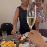 Maria Gadú Instagram - dia 07 minha amada mãe completou 73 anos. Desses 73, muitos de luta. Ontem no dia internacional da mulher fomos almoçar e comemorar duplamente nosso matriarcado. Lideradas por ela, no amor, nas escolhas, nos sentimentos, nos aprendizados, seguimos fortes para criar a mais nova integrante dessa matilha de lobas. Obrigada, mãe. Passear com você pela vida é um luxo. Nós te amamos MUITO. Feliz aniversário @neusagaduterapeutaonline !!! Hoje vamos comemorar cantando no @vivoriorj , com a casa cheia de gente linda!!!!♥️♥️♥️