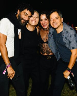 Maria Gadú Instagram - aniversário dessas 2 pessoas que eu amo há MUITO tempo! muito mesmo, tanto o amor quanto o tempo. @marcuspreto e @joanamariani ♥️ 
.
Foto 1 é a gente beeeem charmosiany na Bahia
.
Foto 2 inclui dois amores @carloshsaldanha e Candé♥️
.
Foto 3 é de um agarrinho bom numa noite metaversica
.
Foro 4 inclui parabenizar a cidade do Rio de Janeiro. Lançamento da série “How to Be a carioca”, da Joana e Saldanha, onde fiz a trilha sonora. (Com Clarinha e Popita💕) nosso 4º trabalho juntas!
.
Amo vcs, sejam sempre muito felizes!♥️♥️
