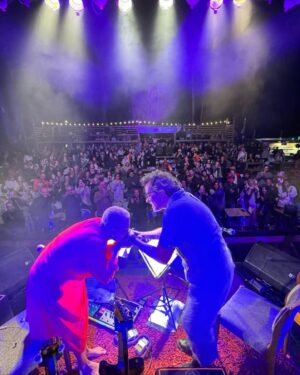Maria Gadú Instagram - foram dias e noites de amor e brilho. uma honra subir ao palco com meu querido @paulinhomoska e suas canções magníficas, que tanto fazem parte das relíquias que guardo no coração. maior honra ainda, é desfrutar de sua companhia, sua amizade, e poder rir de doer a barriga com essas amizades tão lindas @leandroquirogaferreres @tina.zenn @passarohippie @vicentepbarros @paulinhobarroso e meu amor @popi.itapema !!! Obrigada @medioymedio , obrigada Moska! Obrigada, gente! ♥️♥️♥️♥️
.
As fotos estão misturadas, mas são do @paulinhobarroso , da @popi.itapema e do @maurirod.uy . menos a do mar neon, que tirei humildemente com meu aparelho telefônico 💥