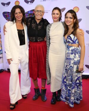 Maria Gadú Instagram - aniversário dessas 2 pessoas que eu amo há MUITO tempo! muito mesmo, tanto o amor quanto o tempo. @marcuspreto e @joanamariani ♥️ 
.
Foto 1 é a gente beeeem charmosiany na Bahia
.
Foto 2 inclui dois amores @carloshsaldanha e Candé♥️
.
Foto 3 é de um agarrinho bom numa noite metaversica
.
Foro 4 inclui parabenizar a cidade do Rio de Janeiro. Lançamento da série “How to Be a carioca”, da Joana e Saldanha, onde fiz a trilha sonora. (Com Clarinha e Popita💕) nosso 4º trabalho juntas!
.
Amo vcs, sejam sempre muito felizes!♥️♥️