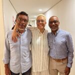 Maria Gadú Instagram - a vida caminha, vai volta, sofre, perdoa. mas no fundo, e no raso tb, o que vale é estar atenta as possibilidades de amar. nessa foto de ontem no show de São Paulo, o reencontro com meu pai Moacyr (a esquerda) e meu tio Beto. Agradeço aos Orixás por sempre iluminarem minha cabeça para não esquecer de realinhar o presente. ♥️