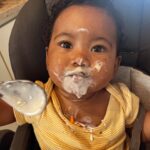 Maria Gadú Instagram - a beleza da construção da autonomia! uma bagunça bonita e festejada, essa lambança alegre que não é sujeira! nossos corações se enchem de alegria ao assistir Alice percebendo os alimentos, encarando com muito humor o início da coordenação motora, descobrindo os sabores. a hora de comer é sagrada, pela gratidão ao alimento e pela comunhão. bom dia, pra vocês com essa foto tão fofinha da nossa boca nervosa hahahaha