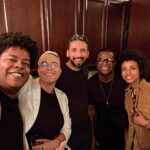 Maria Gadú Instagram - foi uma semana intensa, tristonha. de aprendizados constantes. por mais que meu coração já conheça esse sentimento da perda, nunca é igual. mas por outro lado agradeço a música por todos os presentes que nos dá. assistimos em NY esse show magnífico do @caetanoveloso , num teatro mais do que belo no Brooklyn, com esse time impecável, inteiramente impecável. com essa amiga querida @esperanzaspalding , com nossos amores da vida @paulinhomoska e @larissabracher , cantamos e dançamos. é isso. eu e @popi.itapema voltamos felizes de tantos abraços bons e risadas boas que demos. as conversas e passeios com @lunecos, bom macarrão com @zeliaduncan @flavia_pedras , mais macarrão com @renatadysouza e Nico. mais uma saudade pra carregar pra sempre. e essa foto de constelação ♥️