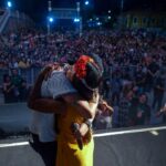 Maria Gadú Instagram - quando no meio da crise de oxigênio, morando em Manaus na pandemia, entre preocupações, ações e tristeza conversava com meu amigo @vito sobre o sonho daquilo passar e eu poder fazer um show gratuito bem ali na praça, pra gente comunhar, não sabia que seria assim. bem assim, com tanta gente magnífica num evento sustentável, discutindo possibilidades, com jovens, pessoas experientes, ativistas, movimentos sociais e os indígenas dando o curso do rio. e bem ali do palco pude ficar olhando pra banca do Joaquim, e pensando o quanto ele foi e é importante na construção dos meus estudos, sempre me mandando livros magníficos e me acolhendo em papos intermináveis ♥️ @banca_do_largo como eu amo Manaus. tô muito muito feliz em ter voltado sorrindo demais!!! gratidão a @vandawitoto que mais uma vez arrebatou o pensamento e o coração!♥️🏹 até já, Manaus! clarineta: @manojayv baixo: @_deeptones bateria: @bigrabello som: @adrianoduprat e @lill4s luz: @ligiachaim direção técnica: @paulinhobarroso produção: renato tuxá produção executiva: @nascimentomusica e @popi.itapema fotos : @paulinhobarroso fotos: @guisilvafoto valeu @glocalexp