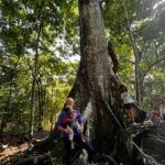 Maria Gadú Instagram - No dia internacional das Florestas, meu coração se enche com esses registros. Alice conhecendo a Amazônia em janeiro deste ano. Mais do que um passeio, uma imersão ao lado de ativistas, ribeirinhos e indígenas na maior floresta tropical do planeta. O brasil é Floresta, é Amazônia, é Mata Atlântica. As florestas são nossa riqueza maior, de pé, proporcionam água, temperatura, comida, medicina, empregos e arte. é uma infinita beleza. sempre junto @expedicaokaterre katerre Preserve! Refloreste o planeta, sua cabeça e seu coração! 1- conhecendo uma esplendorosa Samaúma 2-toda linda com meu maiô de onça navegando de manhã bem cedinho 3- colaborando na soltura dos quelonios, projeto magnífico de tantos anos onde o ativista e educador Paul dedicou uma vida inteira 4- bem ribeirinha querendo paz 5- visitando a casa do tio PAUL e tia Bianca, dois amores que transformaram a história da educação no Rio Jauaperi #florestasvivas