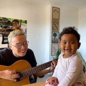 Maria Gadú Instagram - e no dia de hoje, comemorando meu aniversário aqui em Lecce na Itália, no palco com meus amigos, só tenho a agradecer! a essa vida magnífica, a família preciosa, as amizades amorosas, a essa profissão que tanto amo. mas acima de todas essas lindas coisas, o que vale mesmo cada respirada do meu pulmaozito é essa neném que ama “Lá e Lô” do @lenine ♥️♥️♥️ feliz aniversário pra todo mundo que nasceu, como eu, no dia de Iansã e Santa Bárbara!! ♥️♥️❤️‍🔥❤️‍🔥