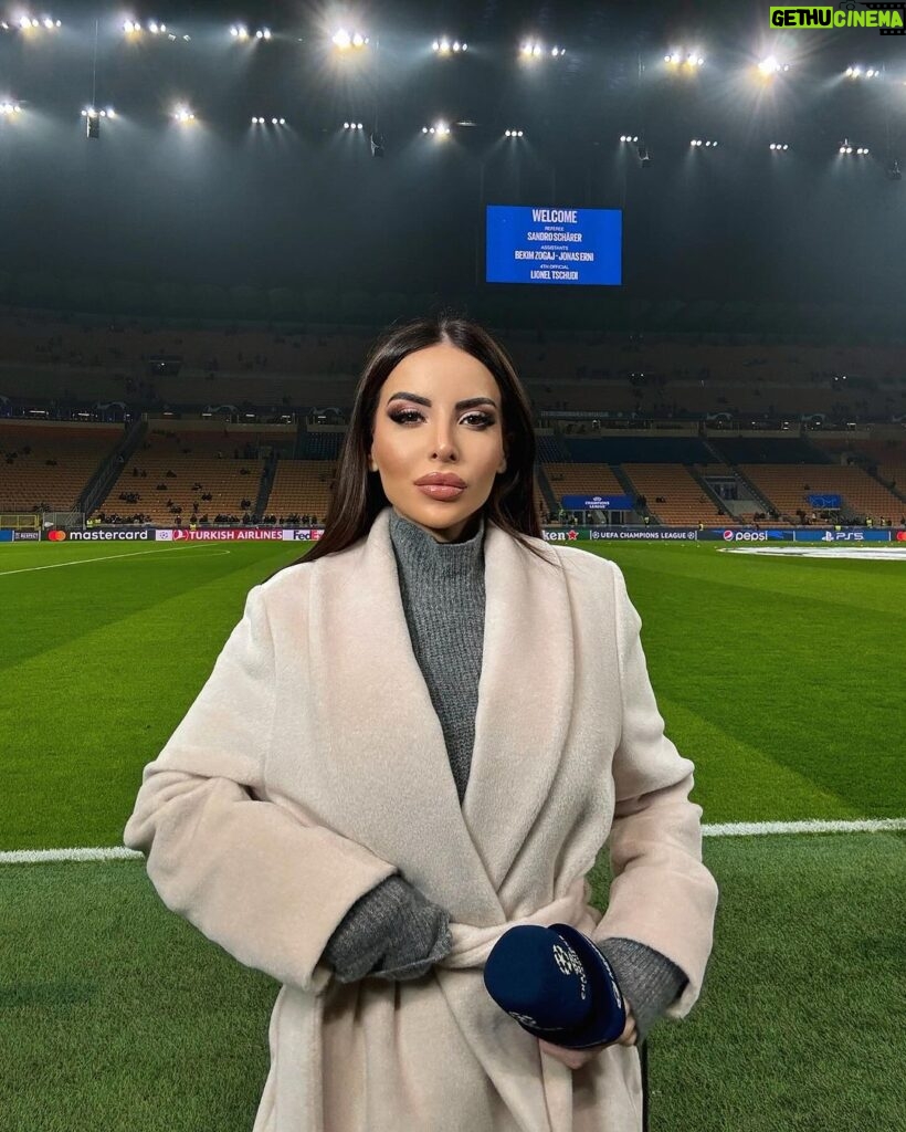 Maria Luisa Jacobelli Instagram - The Chaaaampions⭐️ Inter-Real Sociedad 🏟️ 0 degrees in San Siro ❄️ #championsleague #sansiro ⚽️ San Siro Stadio