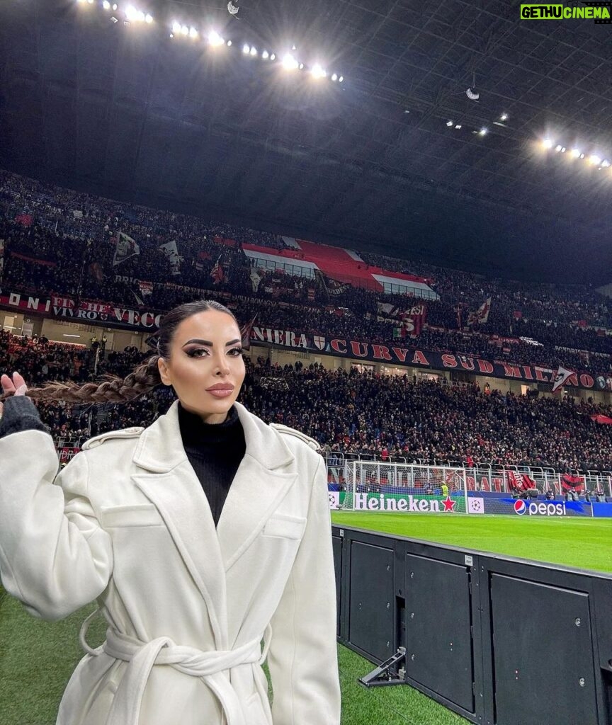 Maria Luisa Jacobelli Instagram - The chaaaaampions ⭐️✨ Milan-Borussia #championsleague San Siro Stadio