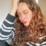 Maria Pinna Instagram - Desses dias aí que eu estava cheia de blush, batom, luz do sol favorecendo e me achando… porque hoje eu tô só no “câmbio desligo”. 🎙🔌