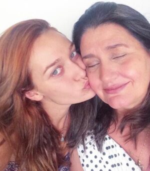 Maria Pinna Instagram - Desculpe a declaração da madrugada. No meio da comemoração e do barulho pra dizer que meu desejo mesmo pra 2022 é estar com você ao meu lado pra sempre porque você é minha alma e sem você é só vazio na sala, na cozinha, no quarto e na vida. Eu te amo! Minha dança, meu par. Minha eterna companheira da vida e além. Te amo infinito mais 6 meses completos.
@ro_pinna meu diamante. Meu sangue 💎 🩸 “Minha amiga, minha mãe, minha filha, minha irmã e minha menina”.