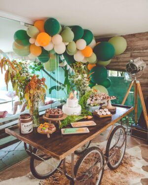Maria Pinna Instagram - 2 anos da Zoe foi um sucesso!!! 
Deu uma trabalheira danada, mas a gente se divertiu no processo e o resultado ficou demais. 

Vou fazer uma ficha técnica dessa galera incrível que tornou essa festa possível: 

Recreação infantil: @aquarela_recreacoes sem palavras para eles… eles foram essências para entreter a criançada da melhor forma possível. Tiveram várias atividades e a que mais fez sucesso foi a oficina de tintas naturais.

Bolo, brigadeiros e cookies: @gateaudemariee foi o melhor bolo de chocolate que já comi na vida! 

Cakepop, grissins, celeiros e hortinhas de pão de mel decorados: @cozinhadatia por um momento eu achei que esses docinhos eram só decoração 🤩, mas eram de comer e deliciosos. 

Balas caramelizadas: @balasdalidia pensa num doce bom pra comer no calor!!! Crocantes, geladinhos e de vários sabores.

Pães de mel: @laverissimodoceria tinha de doce de leite, coco e nozes. Na dúvida peguei vários logo que cheguei 🙈. Maravilhosos!!!

Locação de objetos: @krfestaslocadora a Bia nos ajudou no processo e foi perfeito! Quando chegamos com as referências do que imaginávamos, ficamos enlouquecidas, porque tinha TUDO que a gente precisava!!!

Foto: @lualvesfotografia além de ser ótima fotógrafa, também é amiga da família há muitos anos 🤍.

Decoração: @jubiondi pensa numa mãe empolgada, dedicada e cheia de pilha mesmo com duas filhas pra cuidar 😅.

Flores: @oozora na verdade ela é designer das lojas da Nike, mas ela é uma amiga tão fiel da Ju (mãe da Zoe) que veio de NY para ajudar.

Produção: aaaahhh aí foi à família toda! Eu, @carol_biondi @baepipinna @jubiondi @oozora @selma_citron 

O melhor de tudo é que a Zoe amou!!! Ela curtiu muito a festa do começo ao fim, e depois do parabéns ela ficou tão empolgada que pediu pra gente cantar de novo mais 2 vezes 🥲.

Zoe, a madrinha te ama demais e deseja tudo de mais lindo e iluminado na sua vida! 
Que venham muitos anos de aprendizados, risadas gostosas e festas inesquecíveis. 
Ano que vem tem mais! 🐴🎂🦖🍀❤️