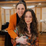 Maria Pinna Instagram - Eu e vera já transformadas em Helena e Vanda. Obs: @vera.mancini apalpa discretamente meu seio na foto e eu deixo! 🎭 Vanda: Tanto tempo sozinha… tanta terapia… Vanda e Helena (juntas): Teatro lo tuyo es puro teatro, falsedad bien ensayada, estudiado simulacro. Fue tu mejor actuación destrozar mi corazón🎵. Vanda: Niilismo Helena: Brechtiano Vanda: perplexidade Helena: traição Vanda: descoberta Helena: irmandade Vanda: imponderável. Helena: Empoderamento. Vanda e Helena juntas: NINGUÉM SOLTA A MÃO DE NINGUÉM. Me too. NÃO É NÃO! #benditasmulheresnoteatro (Não teria legenda melhor para essa foto do que esse trechinho da peça) Obrigada Vanda! Ops, quer dizer, VERA! Vamos para uma taça?
