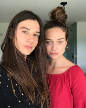 Maria Pinna Instagram - CARTA ABERTA DE ANIVERSÁRIO SUPER, HIPER, MEGA ATRASADA PARA MINHA MELHOR: “Migaaaaa me atende cadê a senhora? Não faz a frozen”. Esse seria nosso bordão. A gente se fala TODOS os dias e tem dias que não temos nada de novo pra falar mas ficamos no mínimo 40 minutos e tem dia que chega a ser 2 horas de ligação. Mas que tanto assunto? As vezes não tem nenhum babado mas tem afinidade, tem vida, tem aplaudir e vibrar a outra pelo sucesso. Tem um sorriso no rosto quando você quer chorar…. Tem palavras que nem sempre a gente quer ouvir mas precisa escutar. Tem a compreensão das lágrimas que as vezes vale mais do que só admirar o riso (e você sabe que só gosto de falar quando eu tô de bom humor pra rir). Tem o abraço (quando a gente decide raramente sair de casa) que não custa nada e vale tanto. Tema conquista de uma que passa a ser a conquista da outra. Tem o não ter a ver com o tempo e com a proximidade e sim com a conexão. Tem o te criticar na sua frente e te defender nas suas costas… e no fim não é quem TEM muito assunto?! Ah, e tem também uma frase de um filme que eu amo que fala:
“Então, esta é a minha vida. E quero que você saiba que sou feliz e triste ao mesmo tempo, e ainda estou tentando entender como posso ser assim.” E tem o maaaaais daora de ser sua amiga que é você ler ela agora e rir porque você sabe que ela faz todo sentido. Afinal, acho que tem um pouco do meu ser caótica/bipolar/performática kkkk. 
Obrigada por ser minha amiga todos os dias e me amar com as minhas imperfeições. 
Um viva para seu novo ano e um viva para os encontros da vida! 🙌🏻 🎊