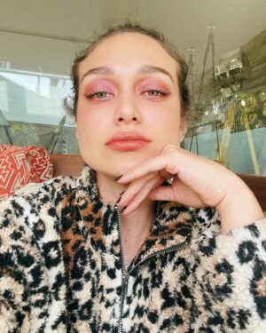 Maria Pinna Instagram - Fiquei um nojo de bonita com essa make @larissamanoela afff 🤤
#fabulouseyeshadowpalette