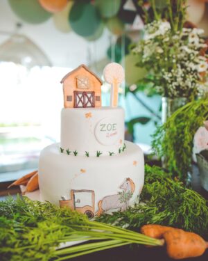 Maria Pinna Instagram - 2 anos da Zoe foi um sucesso!!! 
Deu uma trabalheira danada, mas a gente se divertiu no processo e o resultado ficou demais. 

Vou fazer uma ficha técnica dessa galera incrível que tornou essa festa possível: 

Recreação infantil: @aquarela_recreacoes sem palavras para eles… eles foram essências para entreter a criançada da melhor forma possível. Tiveram várias atividades e a que mais fez sucesso foi a oficina de tintas naturais.

Bolo, brigadeiros e cookies: @gateaudemariee foi o melhor bolo de chocolate que já comi na vida! 

Cakepop, grissins, celeiros e hortinhas de pão de mel decorados: @cozinhadatia por um momento eu achei que esses docinhos eram só decoração 🤩, mas eram de comer e deliciosos. 

Balas caramelizadas: @balasdalidia pensa num doce bom pra comer no calor!!! Crocantes, geladinhos e de vários sabores.

Pães de mel: @laverissimodoceria tinha de doce de leite, coco e nozes. Na dúvida peguei vários logo que cheguei 🙈. Maravilhosos!!!

Locação de objetos: @krfestaslocadora a Bia nos ajudou no processo e foi perfeito! Quando chegamos com as referências do que imaginávamos, ficamos enlouquecidas, porque tinha TUDO que a gente precisava!!!

Foto: @lualvesfotografia além de ser ótima fotógrafa, também é amiga da família há muitos anos 🤍.

Decoração: @jubiondi pensa numa mãe empolgada, dedicada e cheia de pilha mesmo com duas filhas pra cuidar 😅.

Flores: @oozora na verdade ela é designer das lojas da Nike, mas ela é uma amiga tão fiel da Ju (mãe da Zoe) que veio de NY para ajudar.

Produção: aaaahhh aí foi à família toda! Eu, @carol_biondi @baepipinna @jubiondi @oozora @selma_citron 

O melhor de tudo é que a Zoe amou!!! Ela curtiu muito a festa do começo ao fim, e depois do parabéns ela ficou tão empolgada que pediu pra gente cantar de novo mais 2 vezes 🥲.

Zoe, a madrinha te ama demais e deseja tudo de mais lindo e iluminado na sua vida! 
Que venham muitos anos de aprendizados, risadas gostosas e festas inesquecíveis. 
Ano que vem tem mais! 🐴🎂🦖🍀❤️