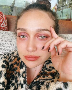 Maria Pinna Instagram - Fiquei um nojo de bonita com essa make @larissamanoela afff 🤤
#fabulouseyeshadowpalette