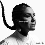 Maria Rita Instagram – Hoje é dia de dar play na patroa!
 
O EP Desse Jeito, que traz 6 faixas e feats com @thbarbosa e @teresacristinaoficial já está disponível em todas as plataformas de streaming. Só escolher a sua favorita e dar o play!
 
O trabalho tem produção da própria Maria Rita e traz sambas inéditos, com duas composições da artista. 

📸 @renatonascimento1
Identidade Visual @aoquadrado.co 
 
Gravação e mixagem: @flavio.senna 

E Eu?
@fredcamachooficial / @fabriciofontes007 / @cassianoandrade
arranjo: @prateadobass
produzido por maria rita
 
violão: @leandropereira7c
cavaco: @fredcamachooficial
trompete: @diogo.gomesoficial
baixo: @prateadobass
tantan, tamborim, repique de mão, cuíca: @jorgequininho
pandeiro, surdo, repique de anel: @adilsondidao
 
–
 
Desse Jeito
@fredcamachooficial / @luizantoniosimas
arranjo: @leandropereira7c
produzido por maria rita
 
violão, violão 7 cordas: @leandropereira7c
cavaco, banjo: @fredcamachooficial
trompete: @diogo.gomesoficial
pandeiro 1, tantan, tamborim, cuíca, tambor: @jorgequininho
surdo, pandeiro 2, repique de anel, repique de mão, ganzá, tambor, agôgô, caxixi: @adilsondidao
 
palmas, farra: maria rita, @leandropereira7c, @fredcamachooficial, @diogo.gomesoficial, @jorgequininho, @adilsondidao, @vvfalcao, @musadaspanelas e @leandrobardagema
 
– 
 
De Bem com a Vida
@xandedepilares / @gilson_bernini
arranjo: @leandropereira7c
produzido por maria rita
 
violão: @leandropereira7c
cavaco: @fredcamachooficial
trompete @diogo.gomesoficial
tantan, tamborim, reco-reco: @jorgequininho
pandeiro, surdo: @adilsondidao
 
–
 
Por Vezes
maria rita / @magnusousa / @mauriliodeoliveiraa
feat: @thbarbosa
 
arranjo: @prateadobass 
produzido por maria rita
 
violão: @leandropereira7c
cavaco: @fredcamachooficial
flugel: @diogo.gomesoficial
baixo: @prateadobass
tantan, ganzá, cuíca: @jorgequininho
pandeiro, surdo, repique de anel: @adilsondidao 
 
continua nos comentários…
 
#EMR 

#PraTodosVerem o post possui texto alternativo.