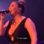 Maria Rita Instagram - 021 também é o meu lugar… são 459 anos como fonte de inspiração, alegria, cultura e também de muita luta. parabéns, rio. Vídeo: Fatuca Ferreira/YouTube #PraTodosVerem Maria Rita canta no meio da banda usando um vetido preto e o cabelo preso com um coque