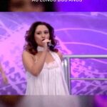 Maria Rita Instagram - Que a gente nunca deixe o samba morrer! 🤍 #EMR #PraTodosVerem Sequência de vídeos de Maria Rita com o texto “Maria Rita cantando ‘Não Deixe O Samba Morrer’ ao longo dos anos”.