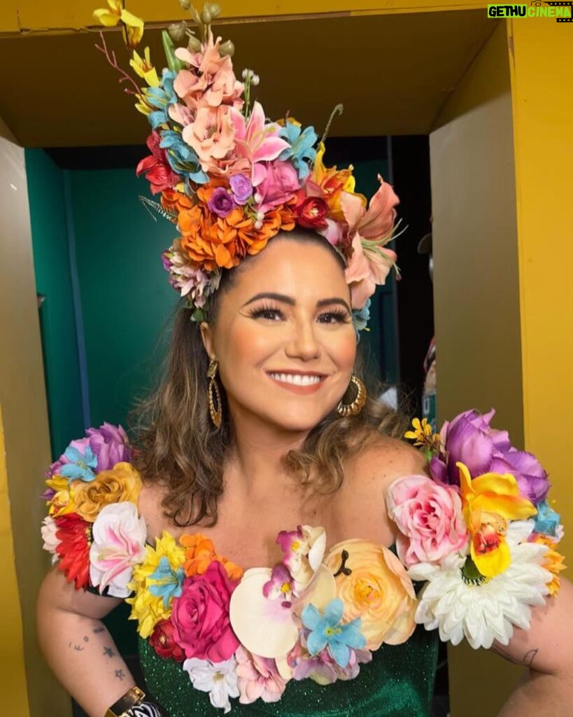 Maria Rita Instagram - Brilho, cores e muita folia! A patroa desfilando esse belo look de Carnaval com todo o amor e alegria que essa festa merece. #EMR Look: @ricardodosanjos