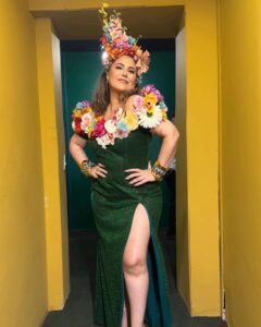 Maria Rita Instagram - Brilho, cores e muita folia! A patroa desfilando esse belo look de Carnaval com todo o amor e alegria que essa festa merece. #EMR Look: @ricardodosanjos