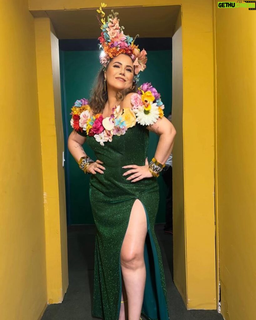 Maria Rita Instagram - Brilho, cores e muita folia! A patroa desfilando esse belo look de Carnaval com todo o amor e alegria que essa festa merece. #EMR Look: @ricardodosanjos