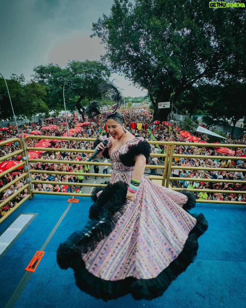 Maria Rita Instagram - Bloco da Maria foi pura energia, sorrisos e muito samba até o último segundo. Obrigada a todos que fizeram dessa uma festa inesquecível! ❤️ Quem aí já conseguiu curar a ressaca? 🤭 #EMR 📸 @blackops.mov #PraTodosVerem as fotos possuem texto alternativo.