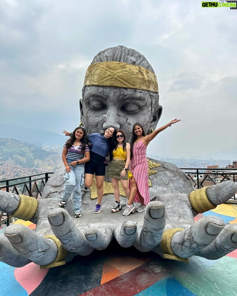 Mariana Botas Instagram - 🇨🇴 Medellín es una chimba 🎉💛🧡🎨