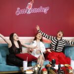 Mariana Botas Instagram - Miércoles Envinado de chismecito rico 🍷🍷🍷 Hoy nuevo episodio a las 9:00 pm @envinadas_ 👖 @monjevy #ootd #ootdfashion 💄 @pamloyolamua 💁🏻‍♀️ @natylarranaga #envinadas #podcast #itswineoclock #friends #chisme #winelovers