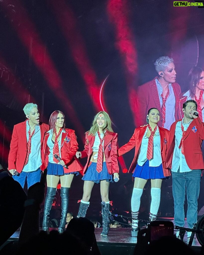 Mariana Ávila Instagram - Mi día de ayer fue maravilloso🥺 cuando estaba pequeña RBD era mi obsesión, le prometí a Marianita algún día verlos cantando frente a mí. Gracias @rbd_musica por revivir esto 💕