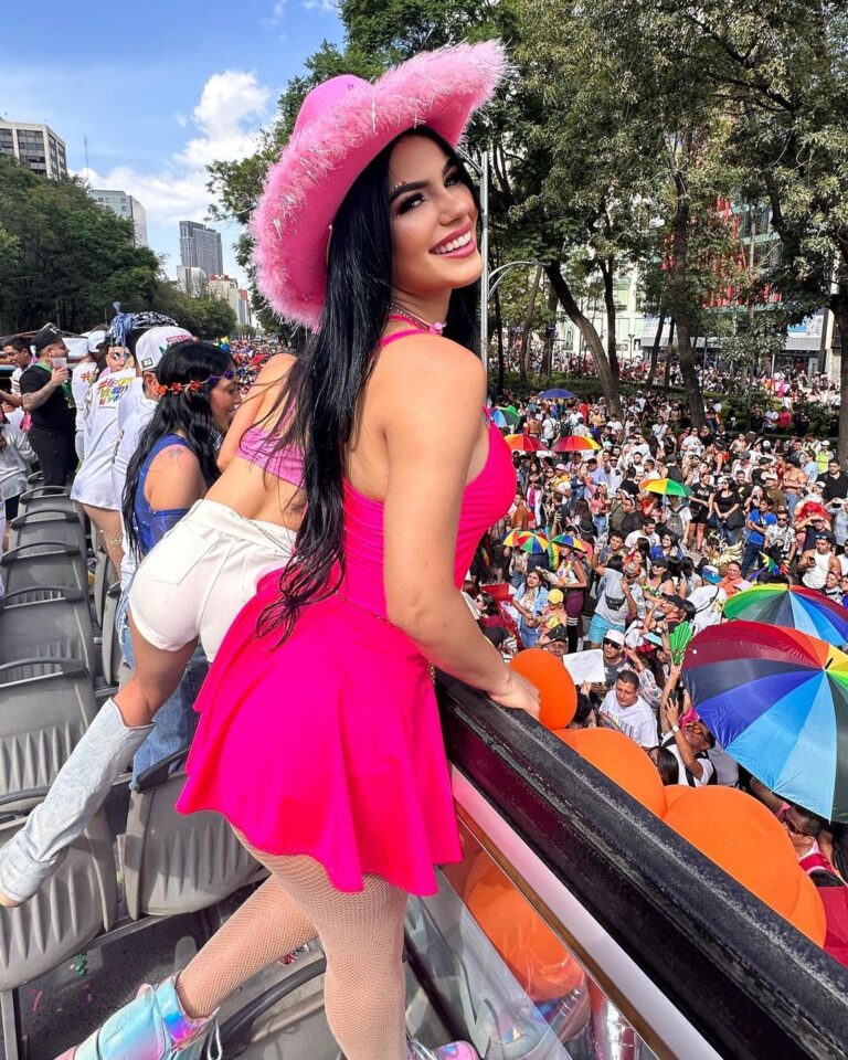 Mariana Ávila Instagram - MI PRIMER #pride ❤️ Soy una chica heterosexual muy clara con mi sexualidad, también soy amante de las personas que aman con todo el corazón. Hoy salgo sin “vergüenza” a apoyar a todos aquellos que quieren liberar su corazón y amar sin fronteras, porque no hay nada de qué “avergonzarse” cuando sabes quién eres realmente. Ellos respetan mis gustos, y me aman como soy, yo respeto el de ellos porque el mundo necesita personas que sean felices sin temores ni cadenas. Pd: además,el mundo con gays es más divertido 💁🏻‍♀️ Mexico City, Mexico