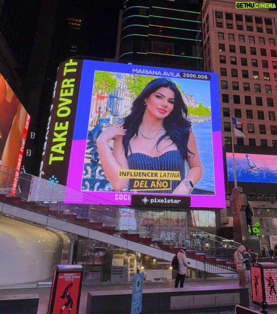 Mariana Ávila Instagram - Ganamos influencer latina del año! Gracias a todos por apoyarme, los amo muchísimo!!! Una vez más en el time square de Nueva York mi carita 🥺Gracias a @socialiteen por este premio 💕