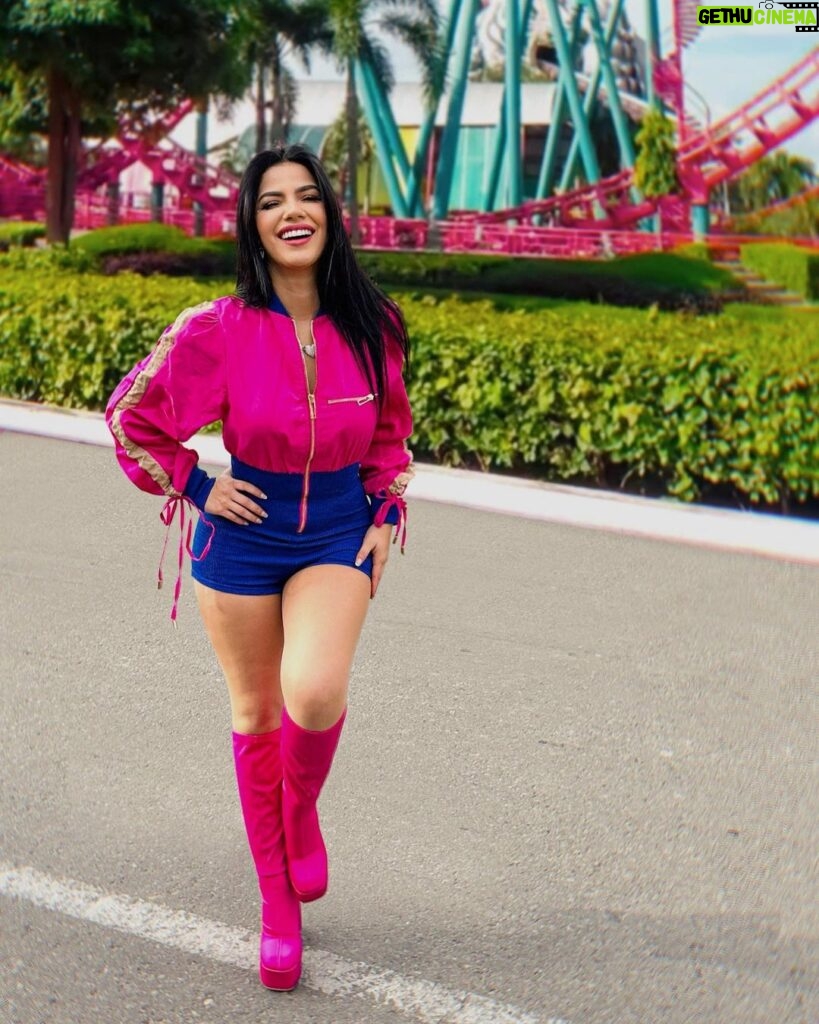 Mariana Ávila Instagram - Día de parque con colores de súper heroína 🦸‍♀️ @FashionNova