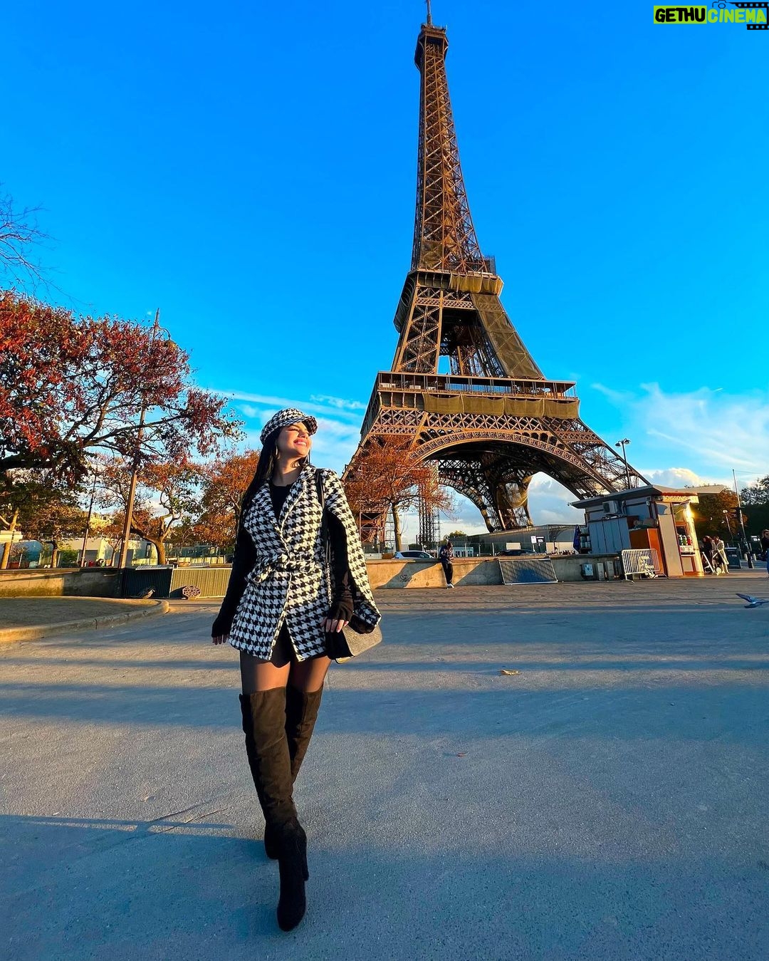 Mariana Ávila Instagram – I LOVE PARIS Torre Eiffel, París. | Gethu Cinema