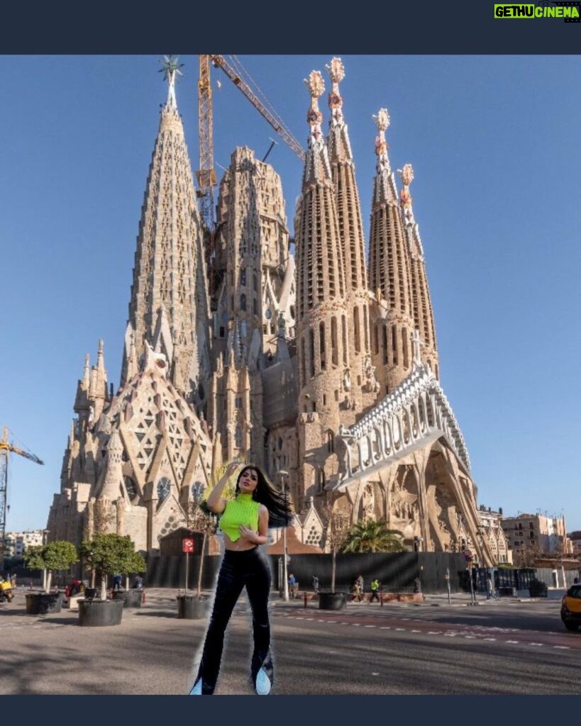 Mariana Ávila Instagram - Pedí el favor en twitter que me ayudaran a quitar la gente del fondo. Este fue el resultado: La Sagrada Familia Barcelona.