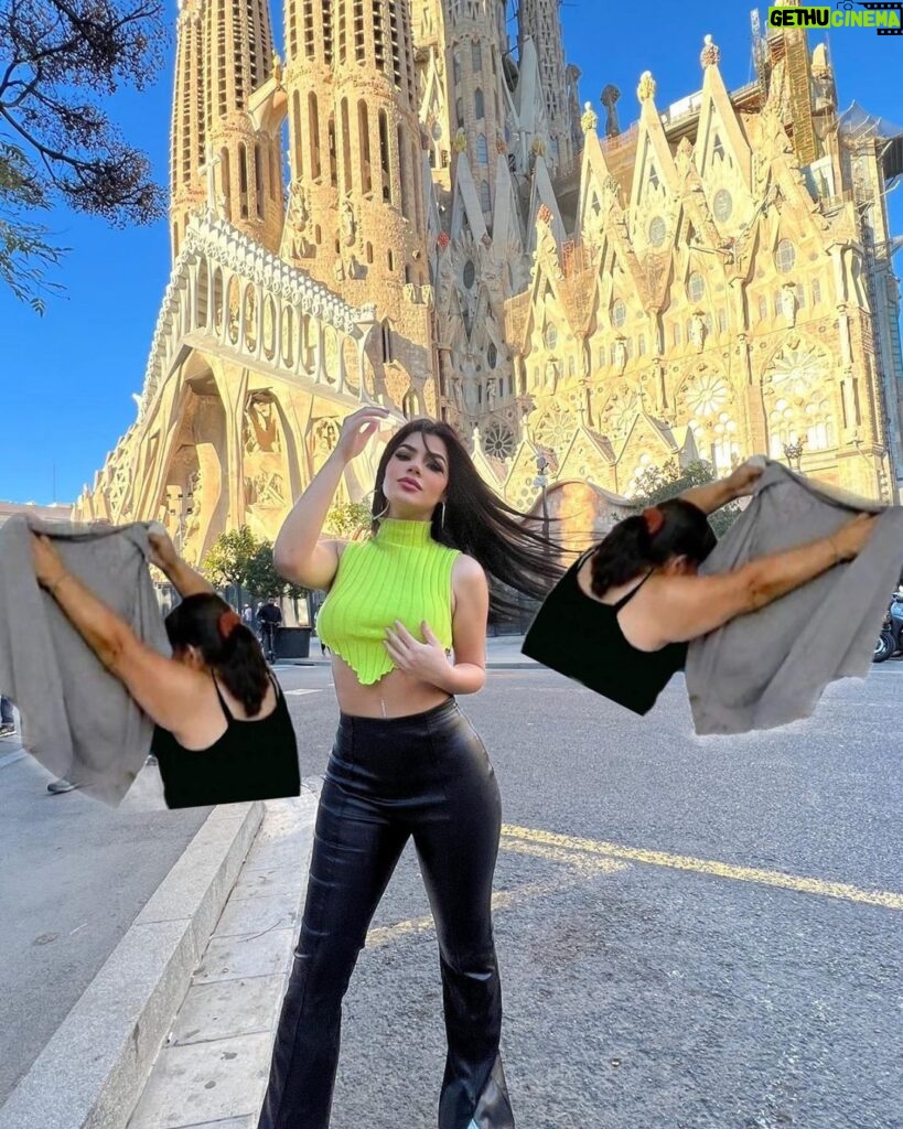 Mariana Ávila Instagram - Pedí el favor en twitter que me ayudaran a quitar la gente del fondo. Este fue el resultado: La Sagrada Familia Barcelona.