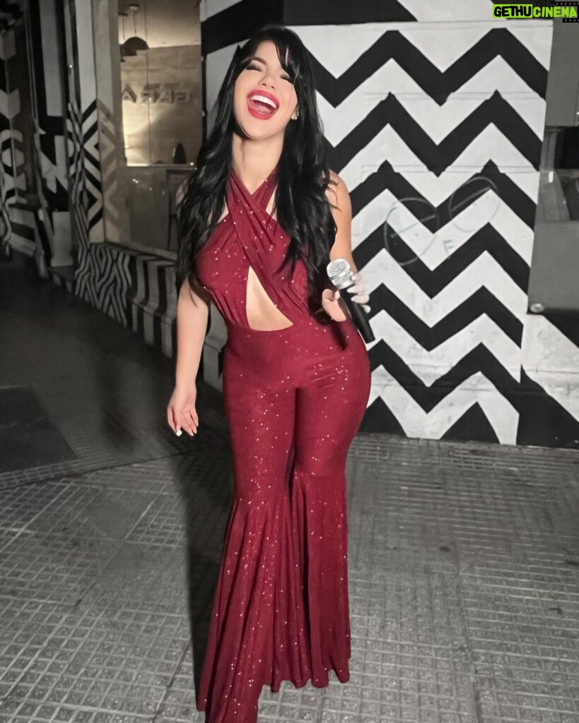Mariana Ávila Instagram - Te amo Selena, el traje que toda mi vida había querido lucir❤️✨ (puse hasta la curita en el dedo) Buenos Aires, Argentina