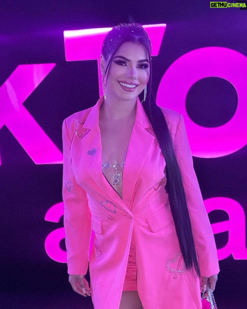 Mariana Ávila Instagram - Llegamos a los #tiktokawards 💕🎀