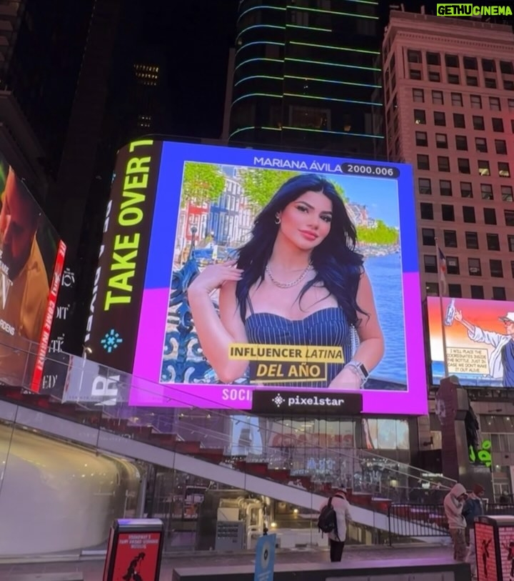 Mariana Ávila Instagram - Ganamos influencer latina del año! Gracias a todos por apoyarme, los amo muchísimo!!! Una vez más en el time square de Nueva York mi carita 🥺Gracias a @socialiteen por este premio 💕