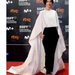 Mariana Di Girolamo Instagram - Que lindo fuiste San Sebastián @sansebastianfes , que experiencia loca hermosa! Me voy con la guatita llena y el corazón contento de haber compartido con gente tan creativa, talentosa, generosa. #LosImpactados de @lucia.puenzo sigue su camino…espero pronto la puedan ver! Gracias equipo maravilla que me acompañó estos días 🖤 Look #carolinaherrera Beauty @chanel.beauty @ivangomez @veroluna.makeup Estilismo @_freddyalonso Amiga y confidente @constanzaportigliati