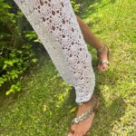 Mariana Fabbiani Instagram - ¡Este es otro vestido que me encanta! 🥰 Sobre todo porque pienso que hoy, el lujo en la #moda está en la artesanía, en la pieza única, en la lentitud del proceso. Un poco lo siento como una obra de arte que cuenta una historia, porque las técnicas de crochet se pasan de generación en generación. ¿Hay alguien acá que sepa tejer al crochet? Tiren tips! 😝😝😝 El vestido es de @ibraina.atelier y las sandalias de @brendashedden