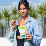 Mariana Monteiro Instagram - Abril com Sol, viagens, mudanças mas sempre com o meu snack favorito. Let's goooo #findyourbalance #herbalifenutrition #pub