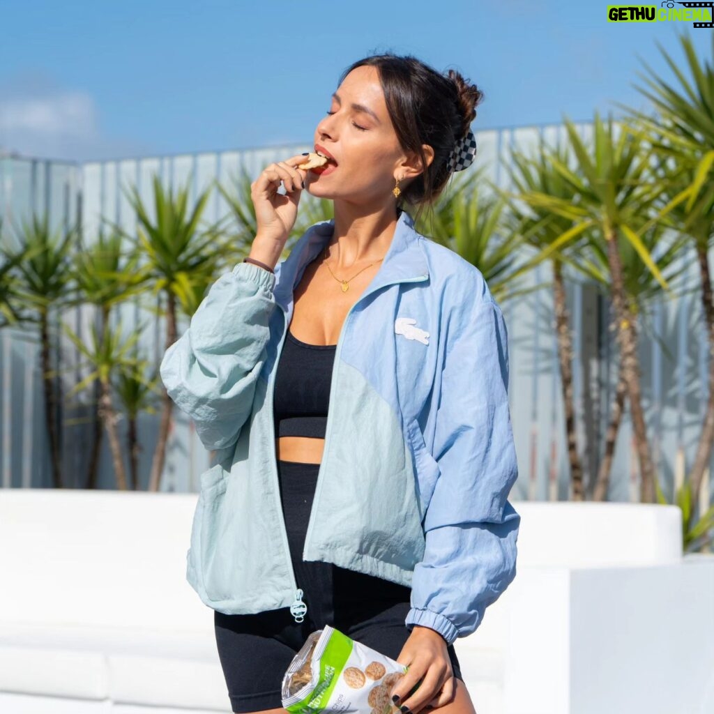 Mariana Monteiro Instagram - Abril com Sol, viagens, mudanças mas sempre com o meu snack favorito. Let's goooo #findyourbalance #herbalifenutrition #pub