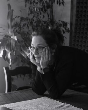 Mariana Monteiro Instagram - " A Lição de Inglês"

Uma adaptação do conto de Maria Olinda Braga por @eduarda_laia_ , realizado pela talentosa @veracasaca, brevemente na @rtppt .

Obrigada @teresa_tavares pela parceria e claro, pela lição de Inglês. 😉

Independentemente de ser um projecto mais longo ou mais curto, fico sempre com uma espécie de ressaca emocional quando termina.
Talvez seja a minha nostalgia, sobre os finais de alguma coisa.

Registos📷 por @filipeferraria 

@marginalfilmesportugal
Obrigada a TODA a equipa pela entreajuda e valentia de vivermos por uns dias a vida ao contrário( horário nocturno), em prol da ficção.
@manuelpbarros You rock!
 Continuamos a gostar muito de ti, carago.💫
#cinema #cinemaportugues