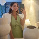 Mariana Monteiro Instagram - Uff ...Abril mudanças Mil!! Estudar, Mudar de Casa,Ensaiar, ir ao Cinema e ao Teatro- tudo entre caixas e mais caixas. Reconhecer a sorte que tenho na minha rede de apoio, assim como o esforço que também exige colocar-me em tantas frentes ( e ainda não sou mãe, bem sei😅). Mudar é desapegar, transformar o antigo em novo e a oportunidade de alterar a narrativa que vamos tendo connosco. Estamos sempre a tempo de criar uma nova história que esteja cada vez mais alinhada com aquilo em que acreditamos. Tenho a mania que sou a " miss independent "mas também gosto e Muito de colo! Além disso super-homens ou super-mulheres? Só na ficção🎥. Em relação a mudanças? Venham elas✨️✨️💃 P.s com a casa é que preciso ter calma agora😅 #keepmoving #bettertogether