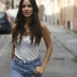 Mariana Monteiro Instagram - A REVOLUCIONÁRIA: Obediente, apenas até certo ponto. Gosto de ocupar um espaço sagrado, onde a luta pela igualdade e liberdade se faz acontecer e nesse círculo, gosto de poder agarrar numa caneta e aumentar o seu diâmetro. Sabe-me bem abrir as asas, aquelas que só vê quem também as sente em si e que por causa disso mesmo, não se reconhece indiferente. Numa carta endereçada à humanidade vem um apelo importantíssimo: -Faz uso da tua voz, por ti e por todos as pessoas silenciadas. Reconhece o privilégio de poder estar nessa posição e jamais ignores qualquer tipo de injustiça ou retrocesso. A evolução reclama revolução caso o ponto anterior falhe, por qualquer razão que faça o círculo virar coleira. Liberdade para pensar, para ser e para conviver. Regar os Valores da Liberdade: hoje e sempre! Às vezes penso como seria eu se tivesse vivido antes do 25 de Abril, mas depois não consigo abrir espaço para essa visão, uma vez que seria altamente desafiante ser quem sou hoje, nessa altura. Valorizo a sorte que tenho e por isso relembro a importância de todos os movimentos que se erguem para o bem comum. Não sei a autoria da ilustração- se alguém souber que se acuse pf. 25.04.2024